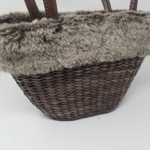 Cute Bath and Body Works hand bag. Brown wicker with faux fur accent. - Picture 12 of 13